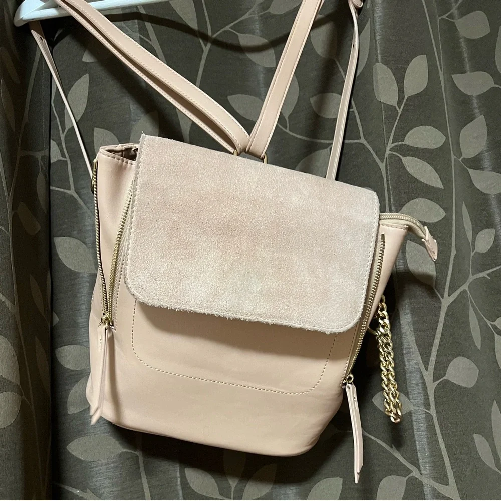 Backpack - Picture 2 of 6